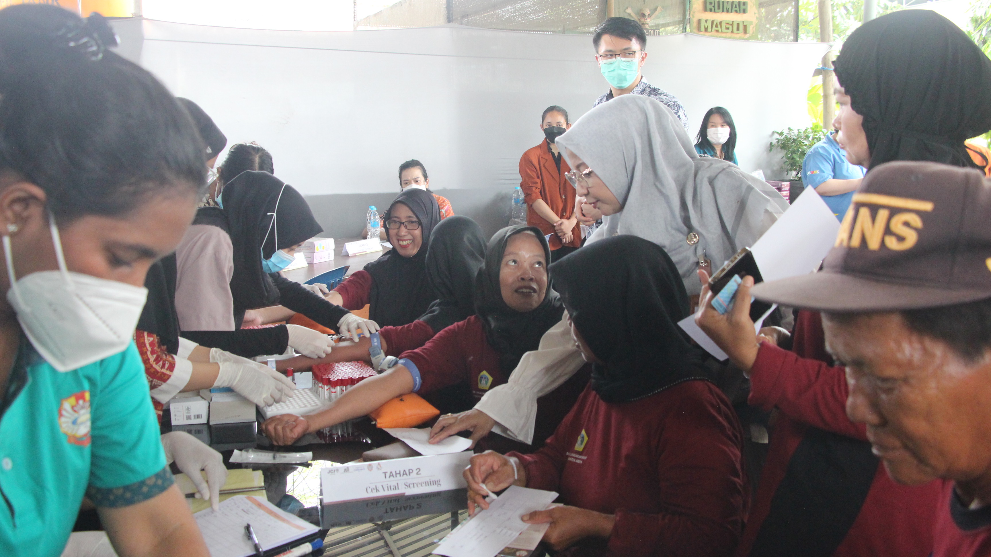 Sebagai upaya melindungi pekerja kebersihan dari risiko penyakit tetanus dan hepatitis B, Dinas Lingkungan Hidup (DLH) Gresik menggelar kegiatan pemeriksaan kesehatan gratis di Tempat Pembuangan Akhir (TPA) Ngipik